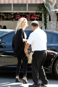 ava-sambora-and-heather-locklear-fig-and-olive-in-west-hollywood-10-04-2019-5.jpg