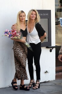 ava-sambora-and-heather-locklear-fig-and-olive-in-west-hollywood-10-04-2019-9.jpg