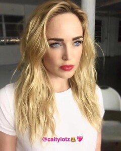 caity_lotz_bra_nkd2.jpg