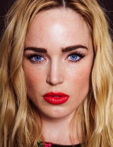 caity_lotz_bra_nkd4.jpg