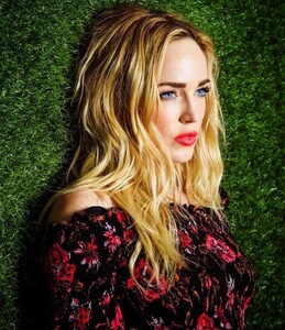 caity_lotz_bra_nkd5.jpg