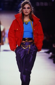 chanel-fw-1996.thumb.jpg.5726c4a324aac7fdbbaa5bed956a8041.jpg