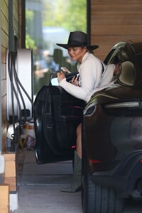 chrissy-teigen-street-style-los-angeles-06-21-2021-0.jpg