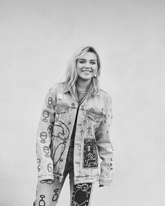 florence-pugh-for-jeanerica-june-2021-4.jpg