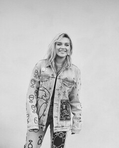 florence-pugh-for-jeanerica-june-2021-4.jpg