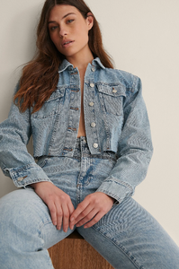 jazmin_shoulder_focus_cropped_denim_jacket_1100-004126-0003_02a.jpg