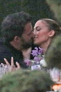 jennifer-lopez-and-ben-affleck-family-dinner-at-nobu-in-malibu-06-13-2021-10.jpg