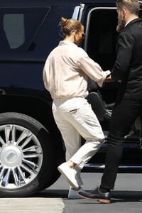 jennifer-lopez-arrives-at-the-ktla-5-studios-in-la-06-24-2021-0.jpg