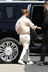 jennifer-lopez-arrives-at-the-ktla-5-studios-in-la-06-24-2021-2.jpg