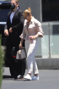 jennifer-lopez-arrives-at-the-ktla-5-studios-in-la-06-24-2021-3.jpg