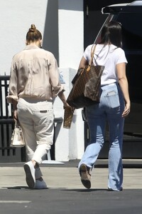 jennifer-lopez-arrives-at-the-ktla-5-studios-in-la-06-24-2021-5.jpg