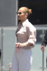 jennifer-lopez-arrives-at-the-ktla-5-studios-in-la-06-24-2021-7.jpg