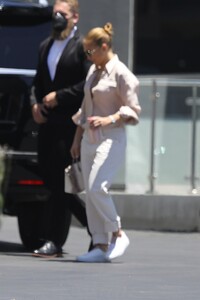 jennifer-lopez-arrives-at-the-ktla-5-studios-in-la-06-24-2021-8.jpg