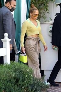 jennifer-lopez-at-san-vicente-bungalows-in-west-hollywood-06-11-2021-1.jpg