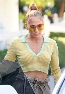 jennifer-lopez-at-san-vicente-bungalows-in-west-hollywood-06-11-2021-10.jpg