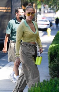 jennifer-lopez-at-san-vicente-bungalows-in-west-hollywood-06-11-2021-12.jpg