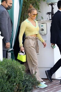 jennifer-lopez-at-san-vicente-bungalows-in-west-hollywood-06-11-2021-2.jpg