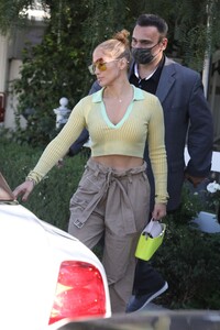 jennifer-lopez-at-san-vicente-bungalows-in-west-hollywood-06-11-2021-3.jpg