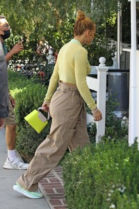 jennifer-lopez-at-san-vicente-bungalows-in-west-hollywood-06-11-2021-4.jpg