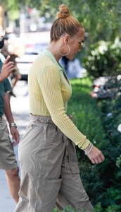 jennifer-lopez-at-san-vicente-bungalows-in-west-hollywood-06-11-2021-9.jpg
