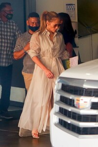 jennifer-lopez-out-in-los-angeles-06-04-2021-7.jpg