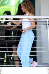 jennifer-lopez-out-in-miami-06-09-2021-12.jpg