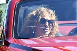 jennifer-lopez-out-in-miami-06-09-2021-3.jpg