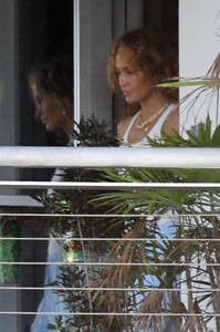 jennifer-lopez-out-in-miami-06-09-2021-4.jpg