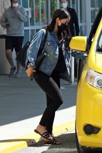 jessica-lowndes-catching-a-cab-in-vancouver-05-30-2021-0.thumb.jpg.41adfd6bff22fa9618a852af2382d86b.jpg