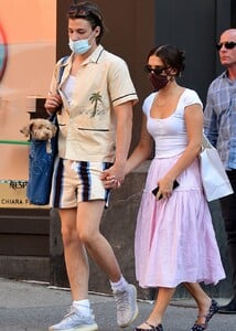 millie-bobby-brown-and-jake-bongiovi-out-in-new-york-06-17-2021-0.jpg