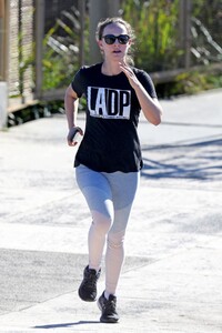 natalie-portman-out-jogging-in-sydney-06-17-2021-1.jpg