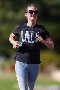 natalie-portman-out-jogging-in-sydney-06-17-2021-2.jpg