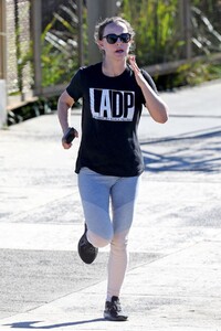 natalie-portman-out-jogging-in-sydney-06-17-2021-3.jpg