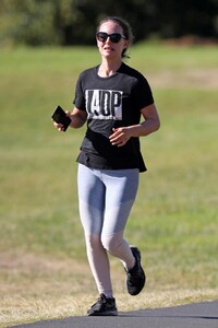 natalie-portman-out-jogging-in-sydney-06-17-2021-4.jpg