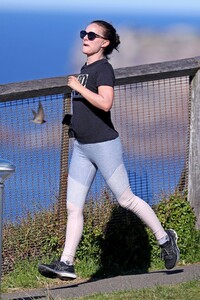 natalie-portman-out-jogging-in-sydney-06-17-2021-5.jpg