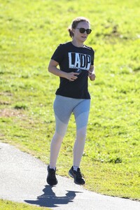 natalie-portman-out-jogging-in-sydney-06-17-2021-6.jpg