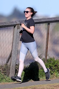 natalie-portman-out-jogging-in-sydney-06-17-2021-8.jpg