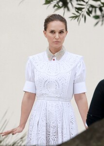 natalie-portman-photoshoot-in-vaucluse-06-23-2021-2.jpg