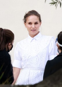 natalie-portman-photoshoot-in-vaucluse-06-23-2021-3.jpg