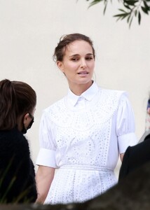 natalie-portman-photoshoot-in-vaucluse-06-23-2021-4.jpg