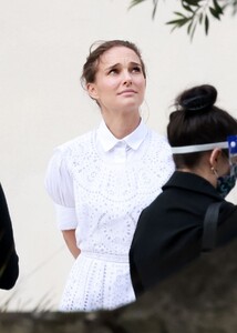 natalie-portman-photoshoot-in-vaucluse-06-23-2021-5.jpg