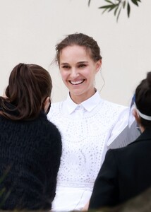 natalie-portman-photoshoot-in-vaucluse-06-23-2021-7.jpg