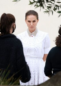 natalie-portman-photoshoot-in-vaucluse-06-23-2021-8.jpg