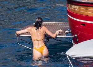 taylor-hill-in-bikini-at-a-boat-in-positano-06-27-2021-8.jpg