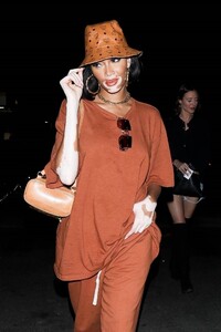 winnie-harlow-in-a-baggy-brown-two-piece-zack-bia-s-birthday-bash-at-delilah-in-west-hollywood-06-09-2021-6.jpg