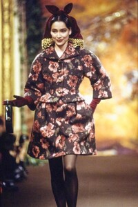 009-christian-lacroix-fall-1988-couture-details-CN10053587.thumb.jpg.bf2aba0ae71c6336caa7da3f5bf3ea99.jpg