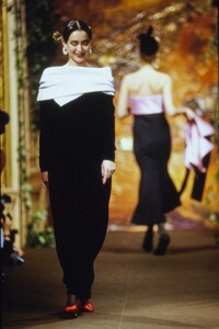 038-christian-lacroix-fall-1988-couture-CN10053645.thumb.jpg.1f5736a49385497dc75295716beb6e3b.jpg