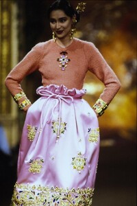 049-christian-lacroix-fall-1988-couture-details-CN10053667.thumb.jpg.0352356375abc06723f137110278bb2a.jpg