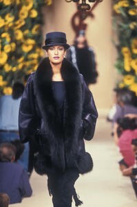 1110169714_YvesSaintLaurent1994HauteCouture142.thumb.jpg.2059380da929f7227fb8191c1f7ea1b3.jpg