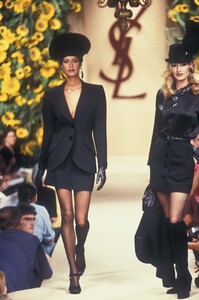 1120685423_YvesSaintLaurent1994HauteCouture61.thumb.jpg.3282aa8b906ccc3db13cc4145a60ec01.jpg